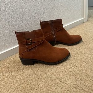 Size 10 women’s brown boot never been worn, still in box